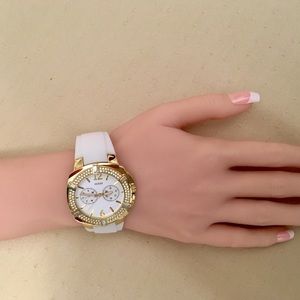 New Guess Quartz Crystal Women’s White Watch